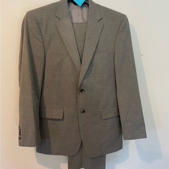 24 - Men's Joesph A. Bank Suite Set - Light Gray